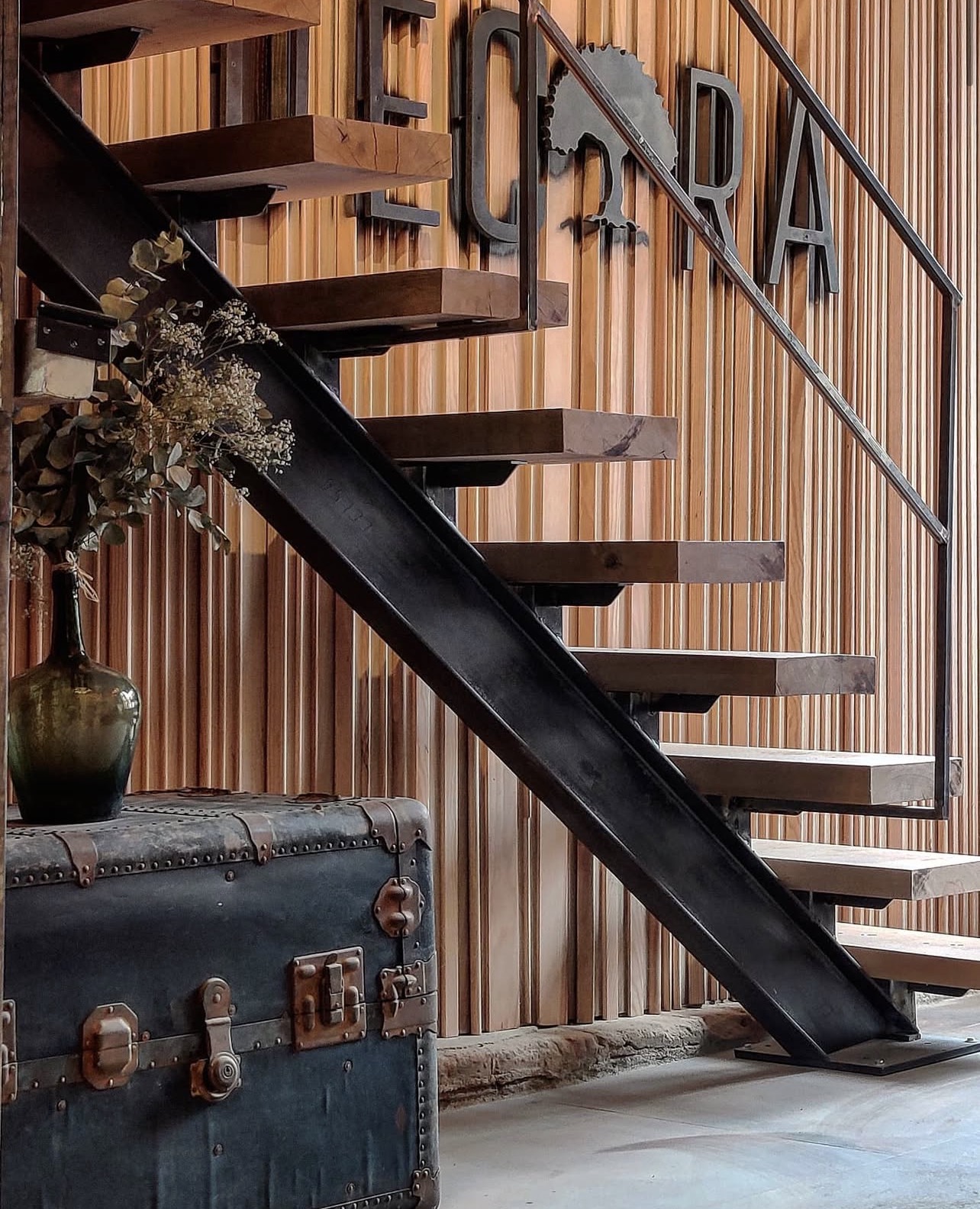 Escalera y mobiliario de madera fabricado a medida por DECORA